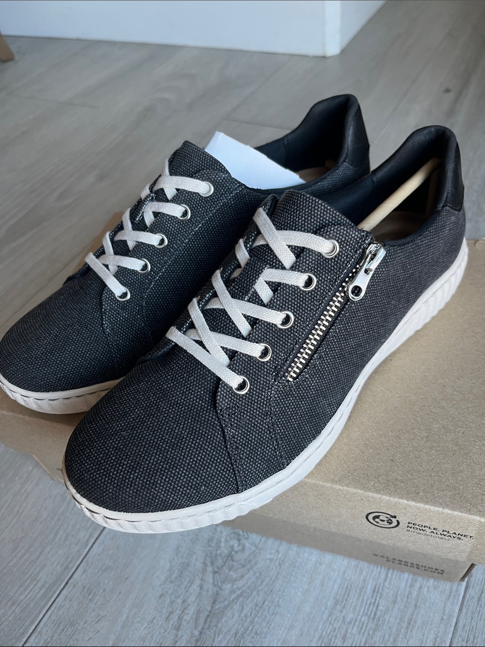Clarks Caroline Echo canvas padded Sneakers White Sole Zipper black noir size 9